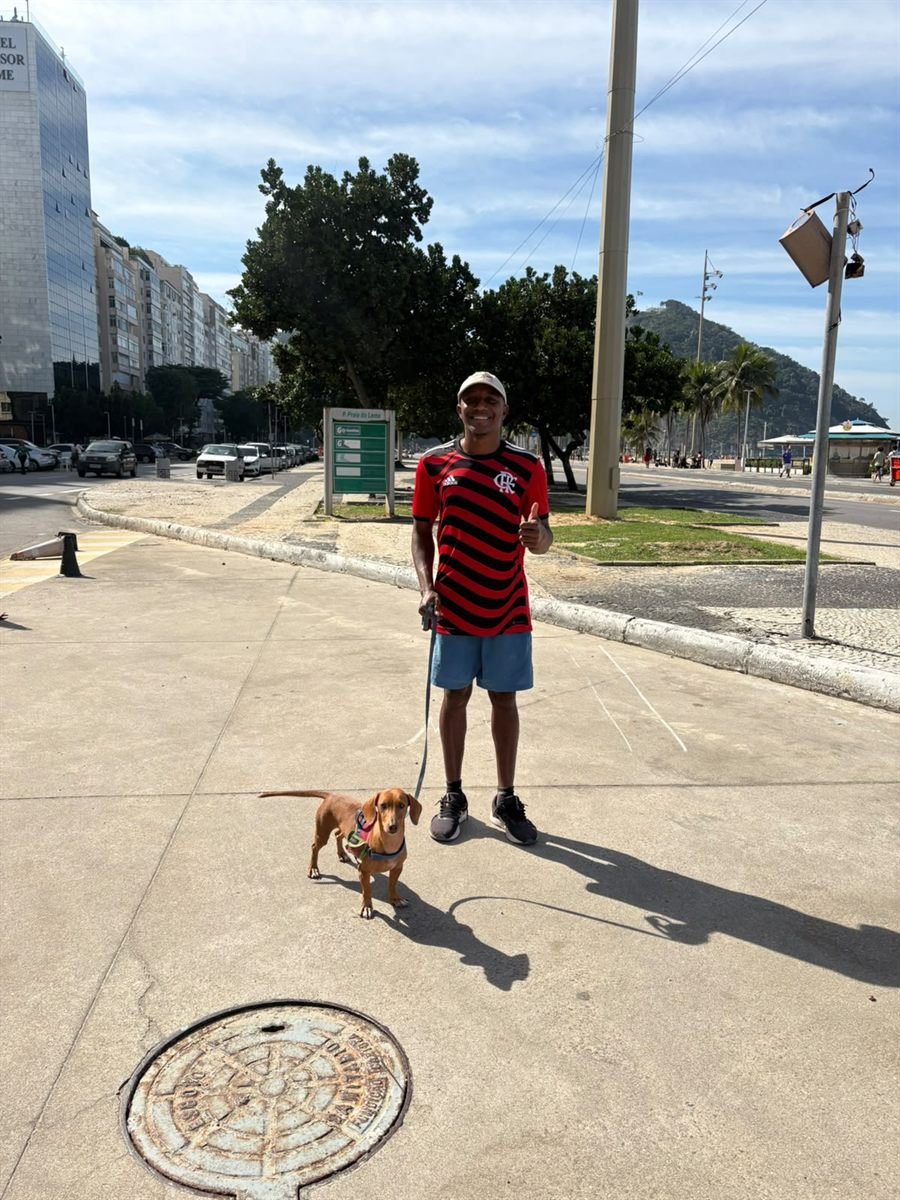 Mauro no passeio com o Breno na orla do Leme